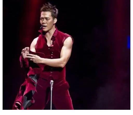 张智霖|五人年龄相加超250岁,被迫营业的中年港星,能让多少顶流脸红?