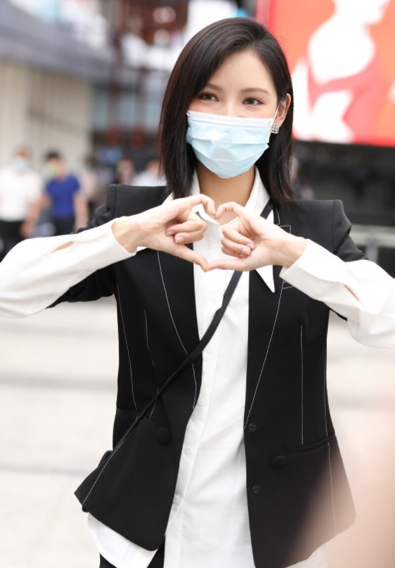 造型|张予曦真洋气,白衬衫配黑西装干练利落,秀出“漫画腿”真让人酸