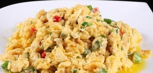 炒鸡蛋时,不要直接下油锅炒,加一点它,鸡蛋更加香嫩松软!