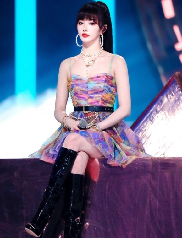 连衣裙|孔雪儿这衬衫够别致，只是“尖领+抹胸”就要上千块，怪美的