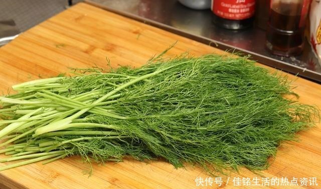 小董|7月，遇见这菜我从不放过，2块钱一斤，又香又嫩，常吃胃口好