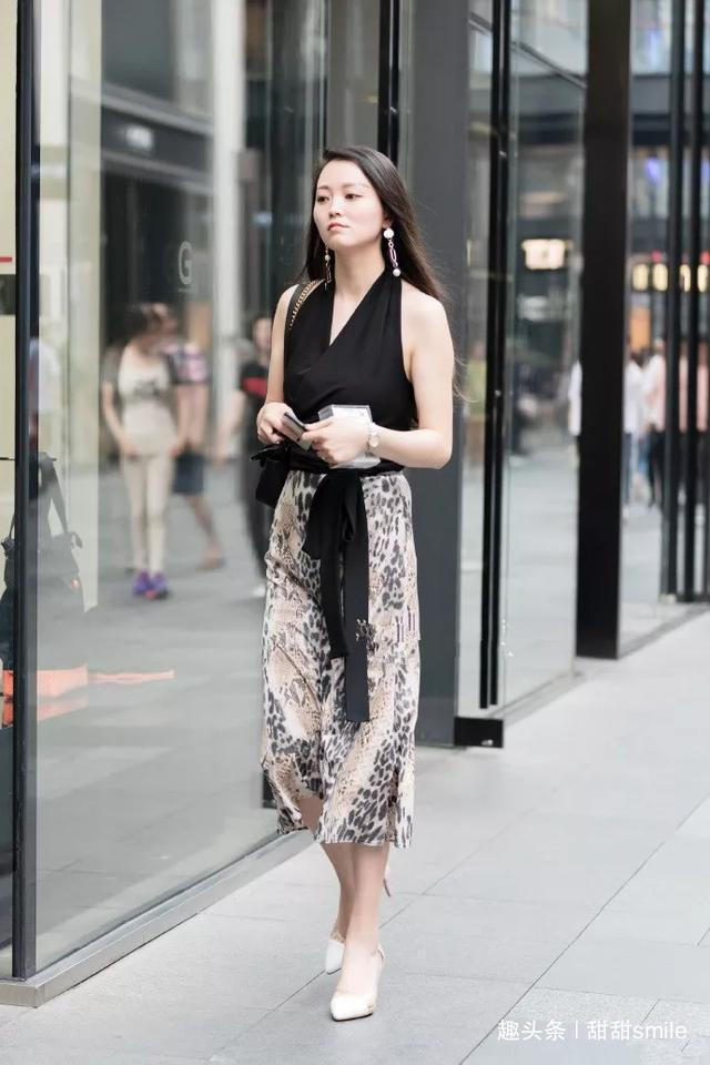 色调 美女脚上搭配一双尖头的卡其色高跟鞋,整体的搭配色调非常完美