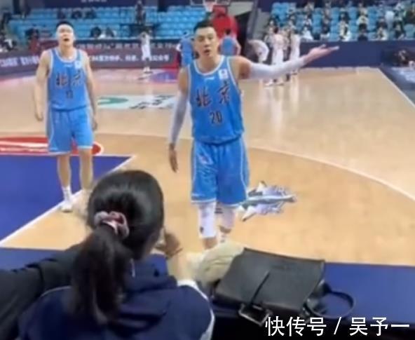胡金秋|球员和记者对喷,裁判摇头无奈改判,CBA本赛季最奇葩的一场比赛