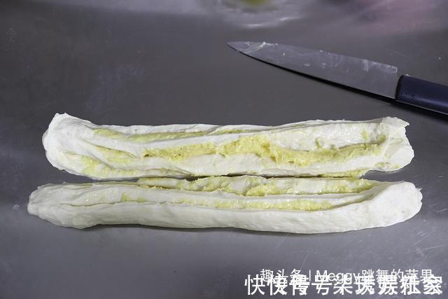 面团|面包没出炉就满屋飘蒜香，早餐零食不愁了，没菜没酱手撕吃一个