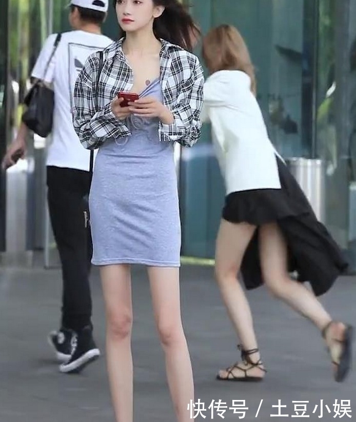 街拍旁边的小哥哥别看了,在看女友都要生气了