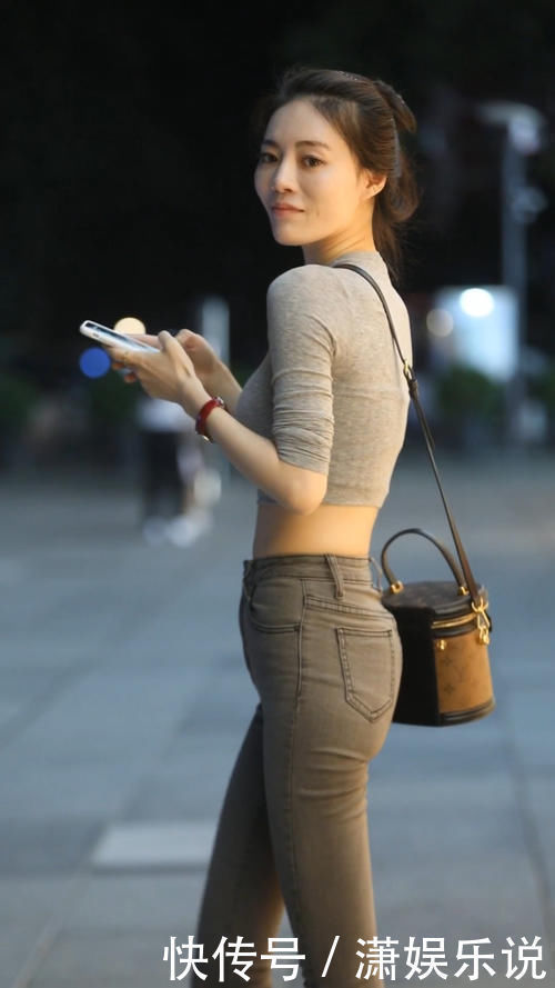 高腰|街拍气质型的小姐姐,简约高腰上衣搭配休闲鞋,穿出满满运动风