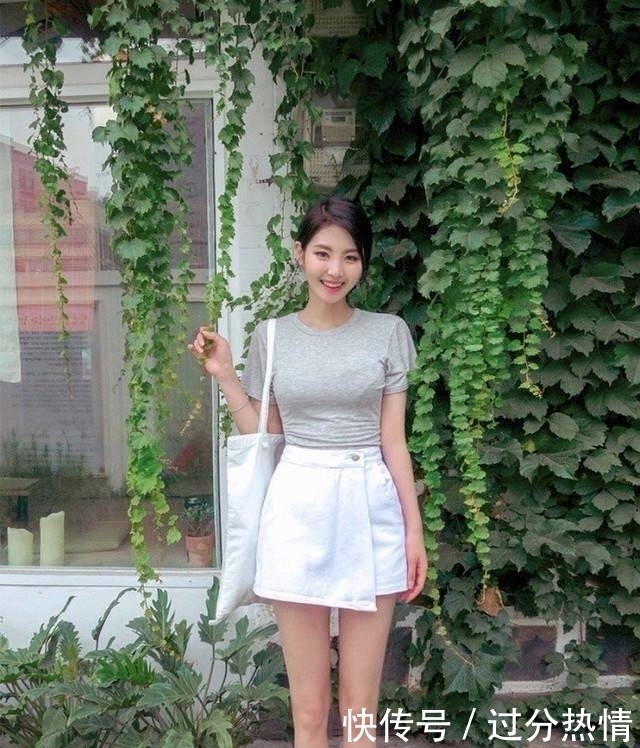 街拍:巷子里看到位颜值很高,笑容很甜的美女,笑的心都融化了