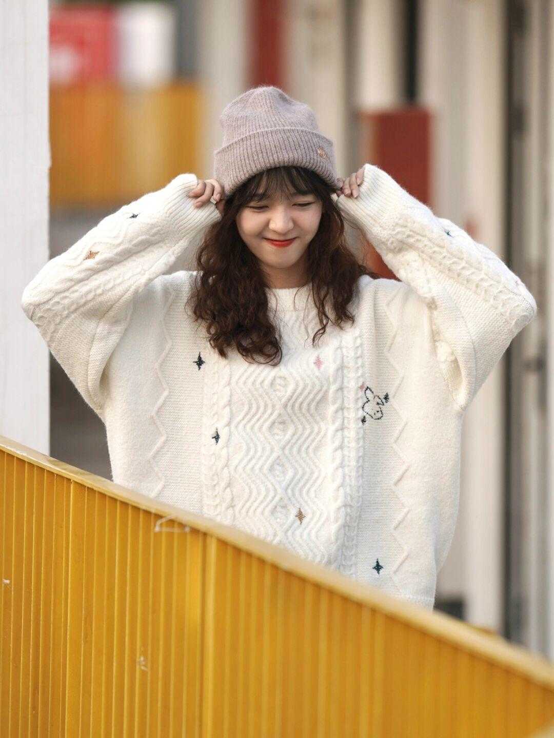 冬天 入冬女生人手一件白毛衣,冬天这么穿更温柔,更有气质