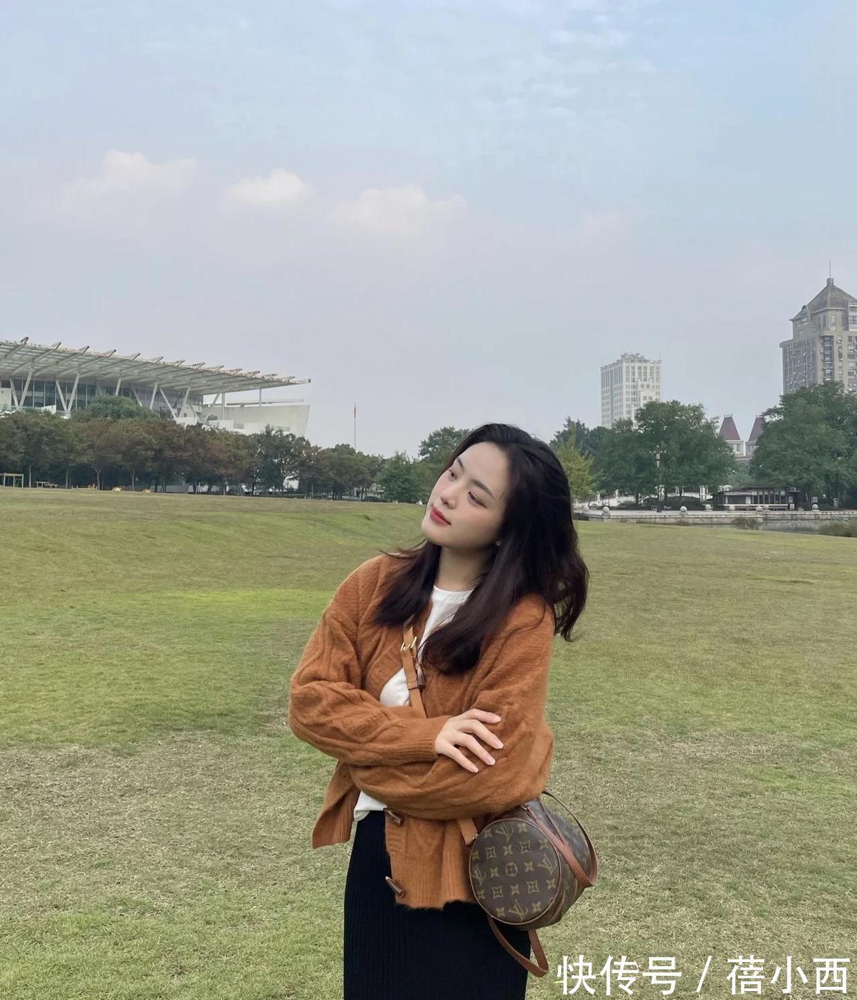 tips|穿“针织开衫”下面搭什么?建议配这3种,学会了你也是时尚博主