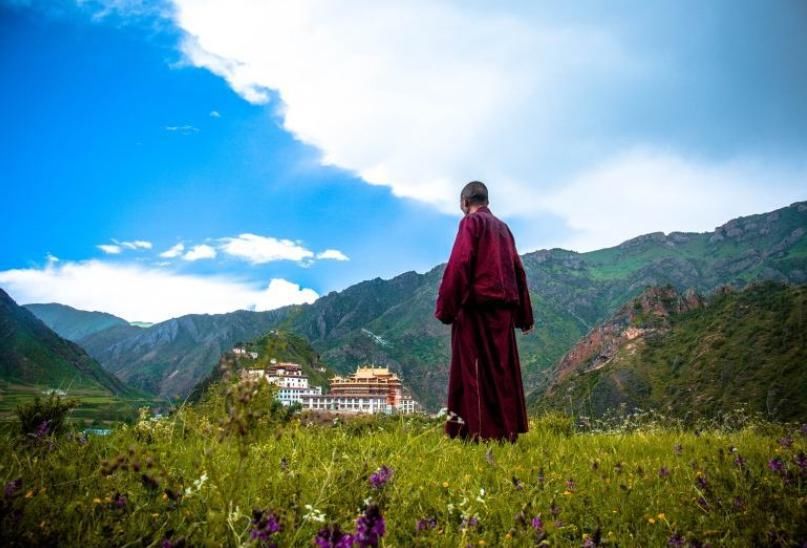  嘎丁寺|青藏高原上“特殊”的寺庙：僧人闭关长达10年，规定女性不得入内