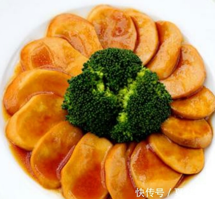 这是一道素菜,可是它味道鲜美,营养丰富,比肉菜还受欢迎