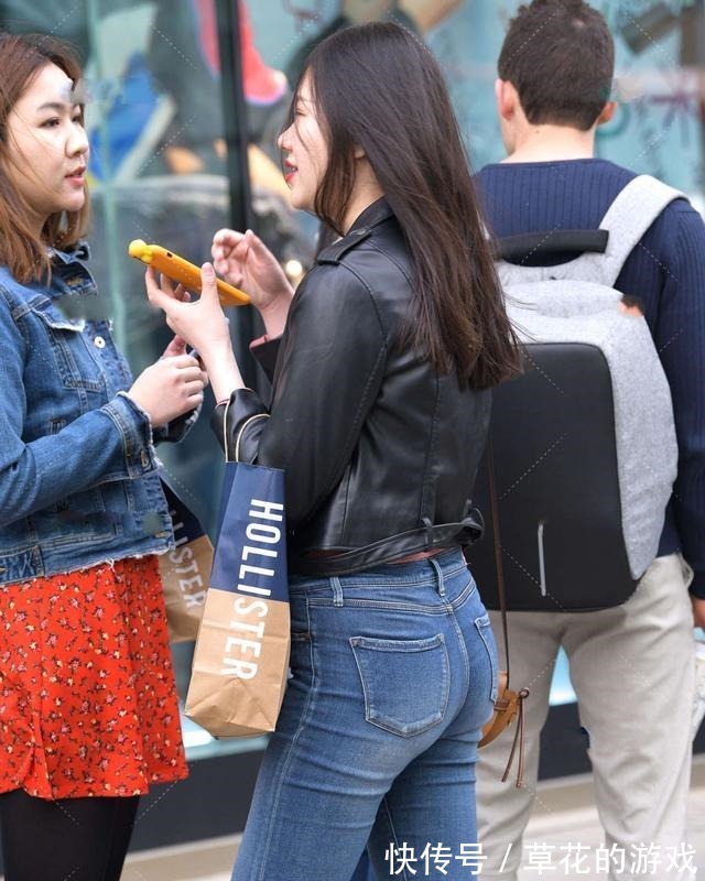 搭配 与牛仔裤搭配的黑色皮衣,配上藕粉色上衣,显得帅气而温柔!