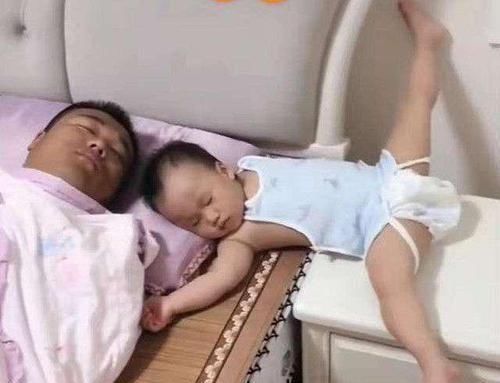 宝爸哄娃自己被哄睡,娃睡床头柜,空调开到17度,宝妈不淡定了