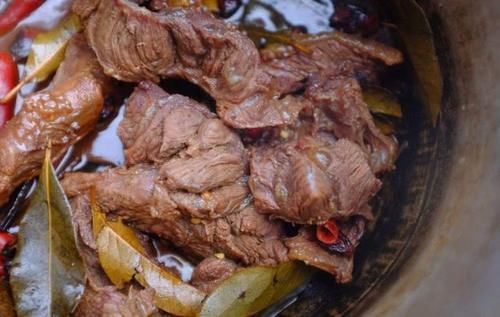 酱牛肉时,不要直接酱,开火之前多加一步,酱好的牛肉香味浓郁