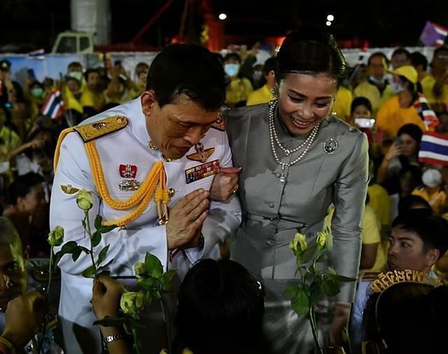 苏提达@泰王又给诗妮娜作新画示爱暗示“一家四口”生活苏提达好憋屈