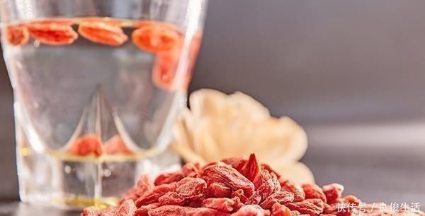 疏通血管|黄芪的“绝佳拍档”被发现,一起泡水喝,不仅养肝还能改善血栓