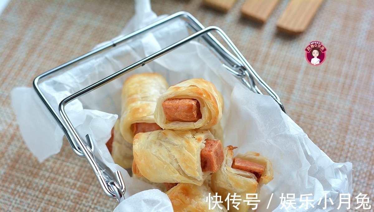 手抓饼|用手抓饼做的午餐肉酥皮卷，8分钟出锅酥嫩嫩，省事又好吃