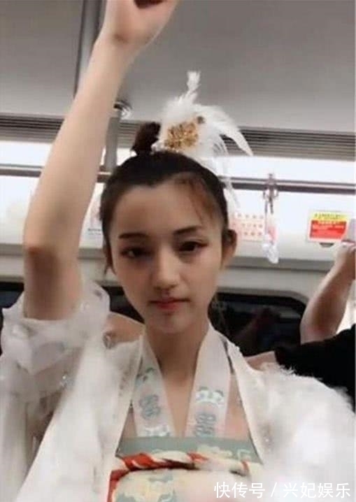 美女|地铁上有位汉服美女,男孩想拍下来,没想到咔嚓一声吓坏小姐姐