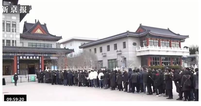 主持人赵赫追悼会现场，多位央视同事送别，老搭档敬一丹眼睛红肿