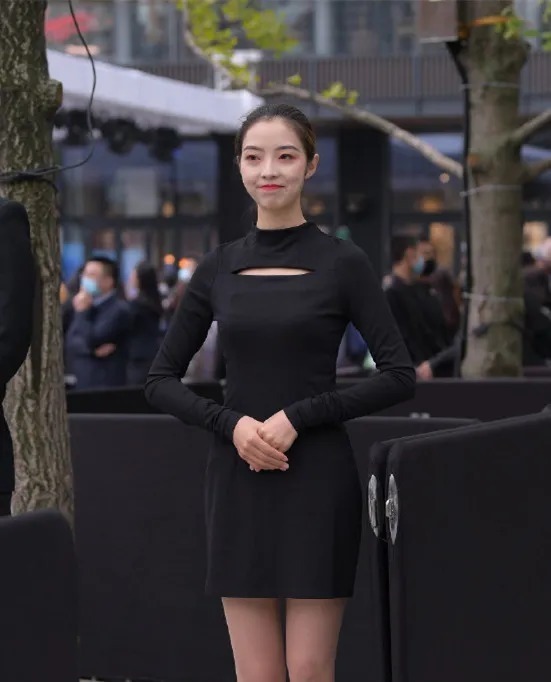 穿黑裙的时尚女生