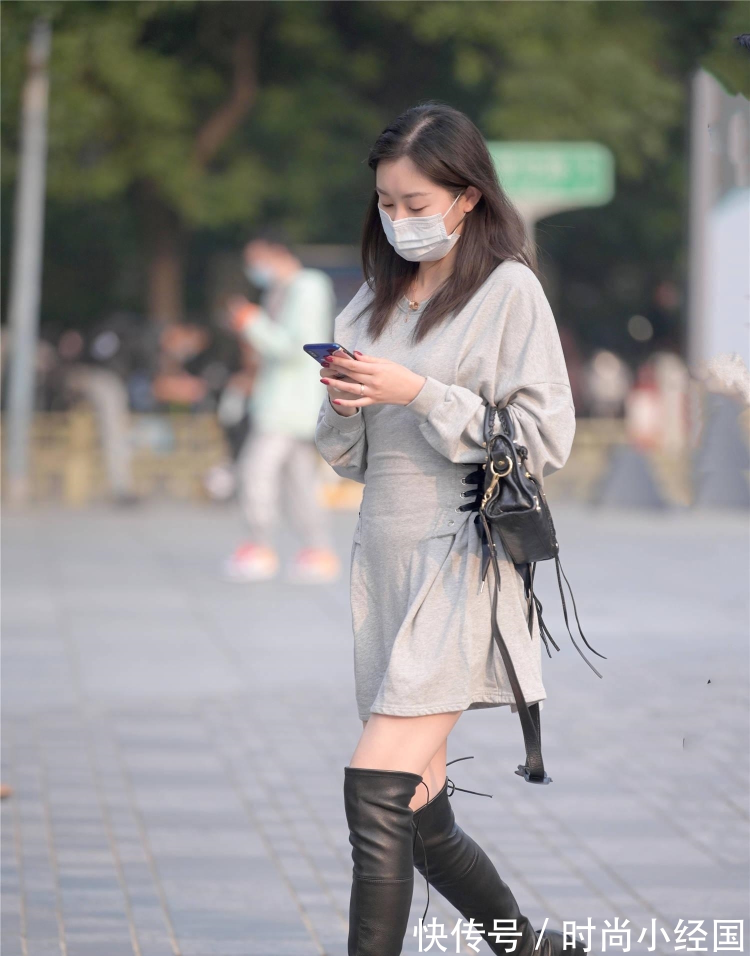 美女|时尚的姑娘还是喜欢皮靴,有质感,还穿出高级时尚美