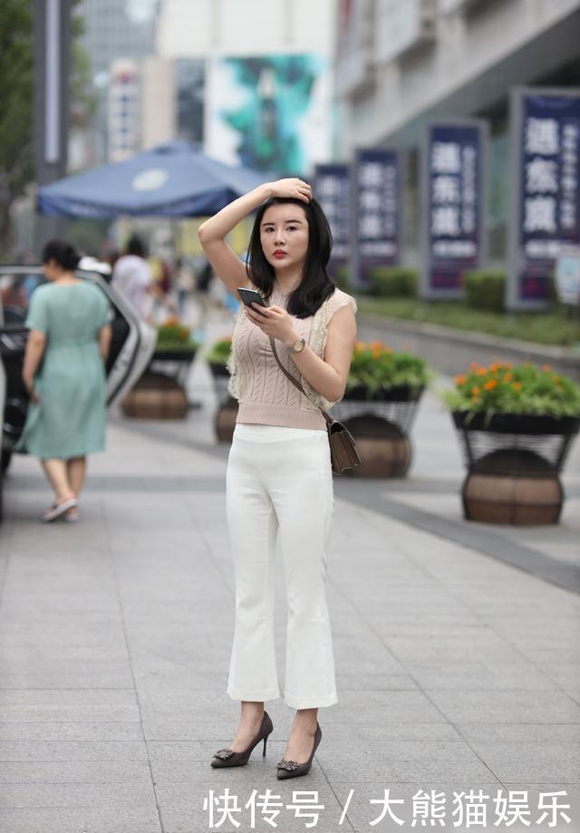 喇叭裤搭配小背心,知性优雅,大方又好看