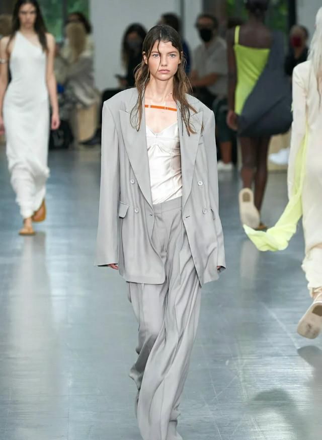 灰色很显白？你错了，不掌握这4个“搭配精髓”，只会显土显黑！