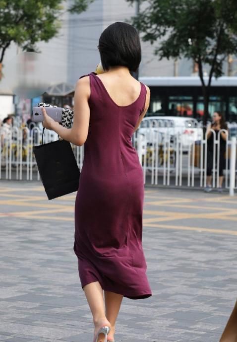大长腿|街拍:短发美女颜值佳身材好,穿上吊带裙,这么美想不吸睛都难