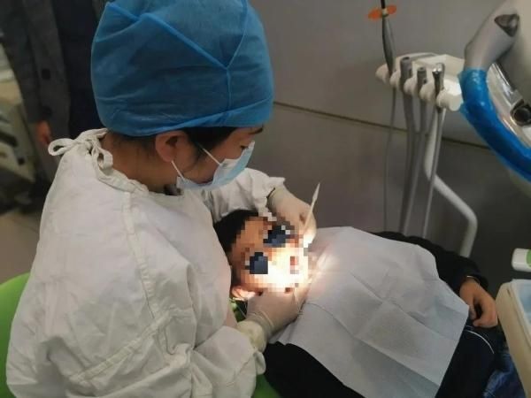 6岁孩子长出双排牙，都怪家长“太勤快”？这种方式，爸妈们要改改……