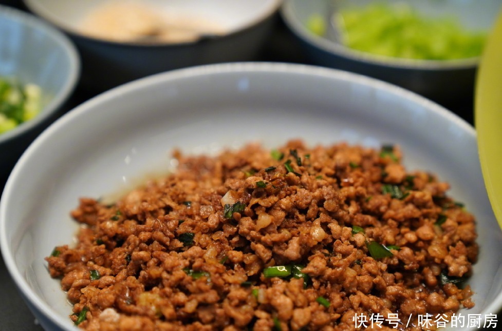 孙莉晒黄磊做的面食,光配料就20多盘,网友:吃出满汉全席的感觉