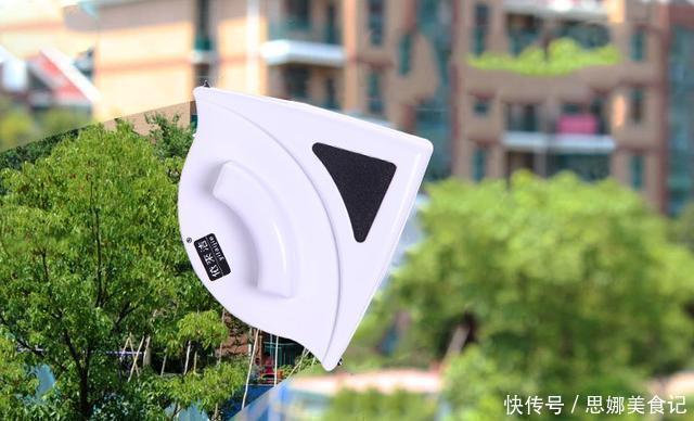 过年擦玻璃，别用清水洗，告诉你一简单法，玻璃亮的看不到