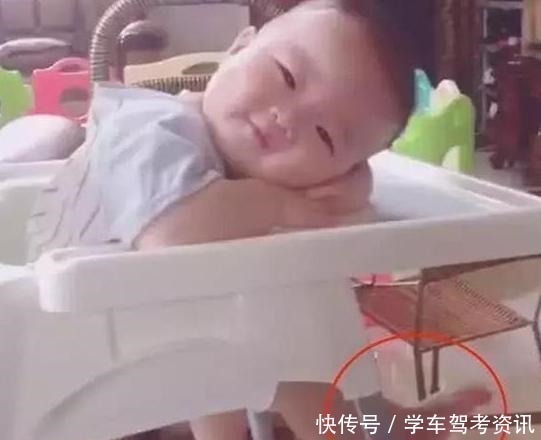 妈妈|趁宝宝睡着,妈妈抢时间吃饭,回头看到孩子表情时,宝妈湿了眼眶!