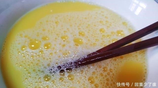 蒸鸡蛋羹时,牢记“加3样”,蛋羹细嫩鲜美,光滑如镜