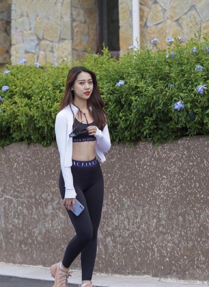 搭配 美女脚上搭配一双优雅的尖头高跟鞋,走在路上就是一道迷人的风景