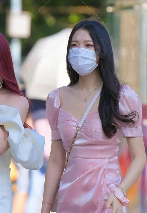 小姐姐的穿搭超有品，发型造型也从不输阵，卷发有风情直发也迷人