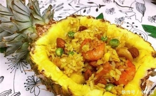 米饭不和鸡蛋炒，和这水果炒，酸甜开胃，颜色鲜艳，粒粒分明松散