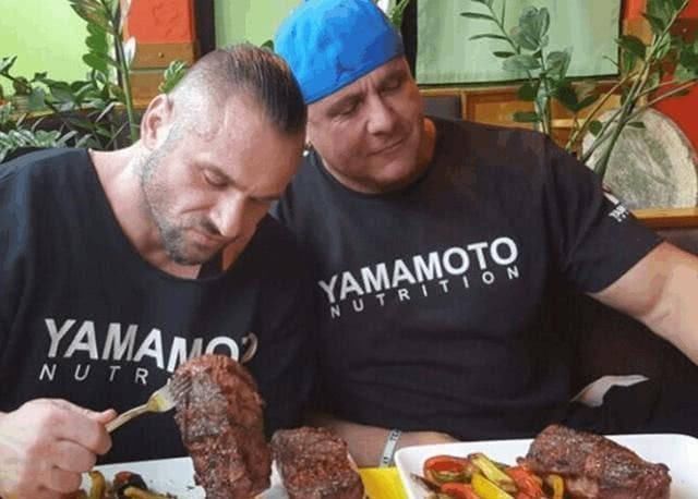 肌肉男|世界最低体脂肌肉男,一次吃十斤生牛肉,肌肉像拉丝一样血管暴突