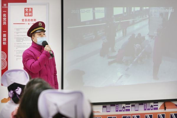 湖北省人民医院|5名“跪地天使”全找到了，被授予“地铁好乘客”的你们是武汉的骄傲