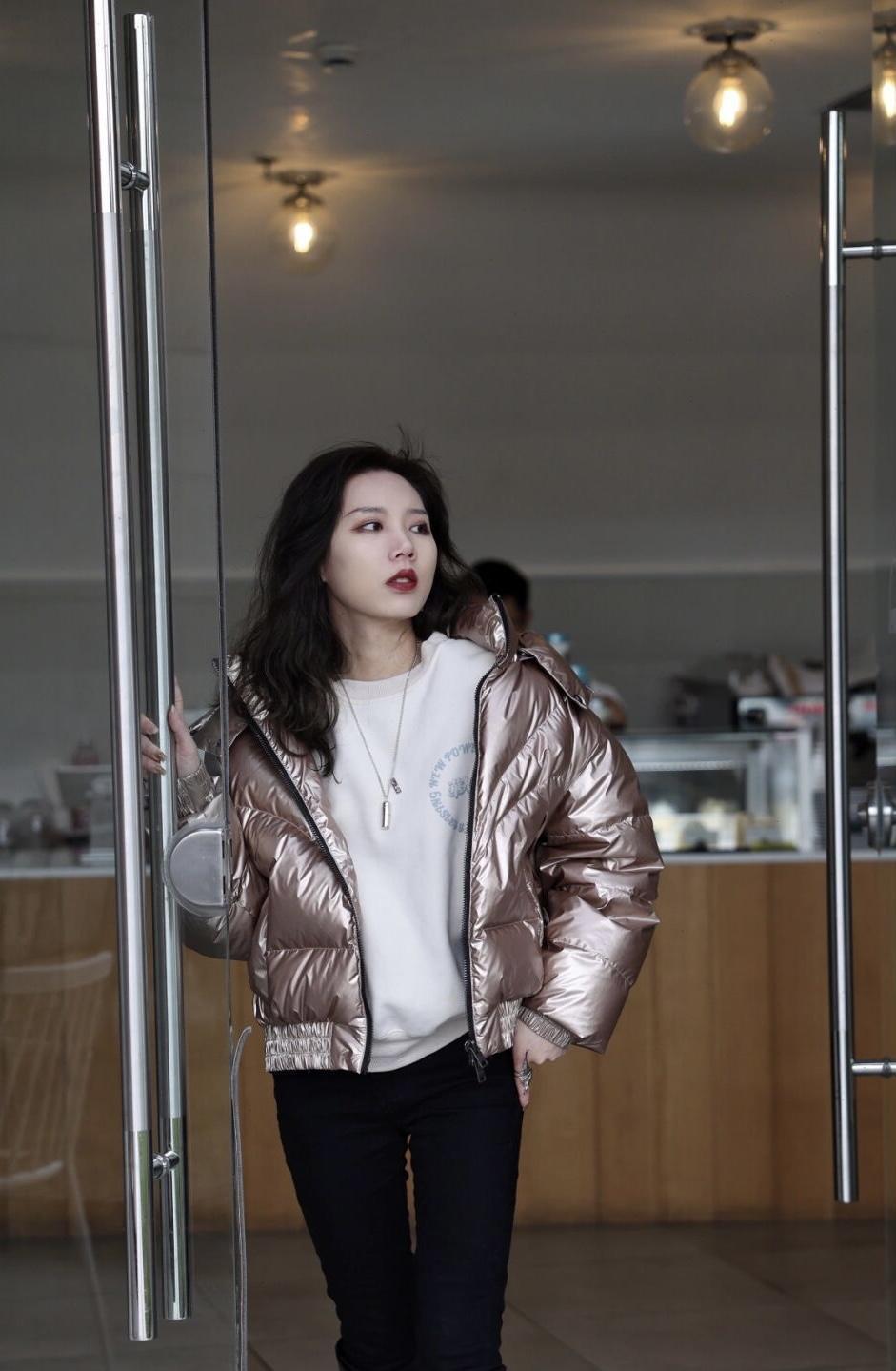 修身牛仔裤|羽绒服才是冬季穿搭的“神”,保暖又时尚,谁都离不开它