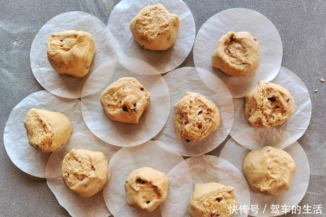 想吃红糖馒头不用买,教你一个懒人做法,用手揪面,蒸一蒸就可以!