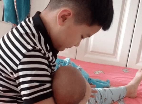 暖哥哥|全网“最暖哥哥”照顾二胎走红，网友：这样的儿子，给我来一打