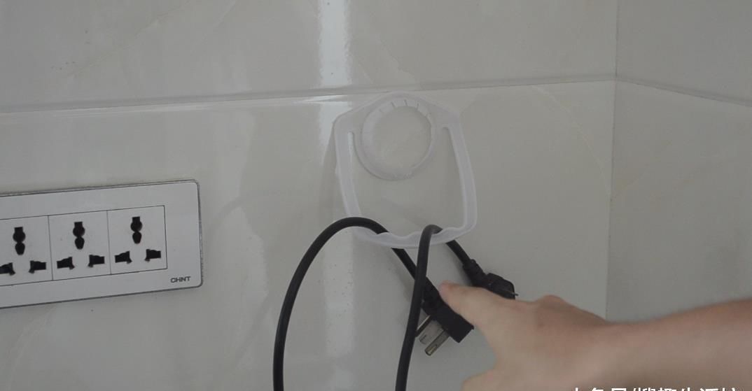 洗菜池边上放一个油桶提手, 作用太棒了, 解决了很多家庭的烦恼