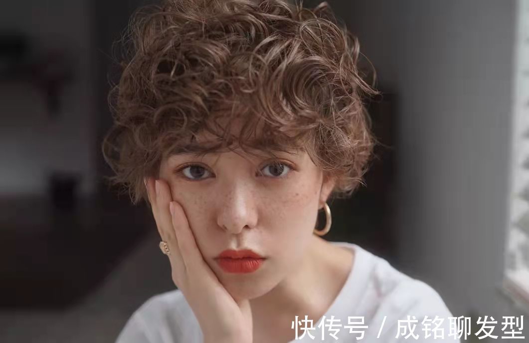发质|甜酷的短卷发有多美,小姐姐一发多变诠释别样的美感,拉风又吸睛