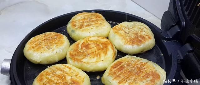 以后面粉就这样做,撒1把葱花,比鸡蛋饼还好吃,学会自己当老板