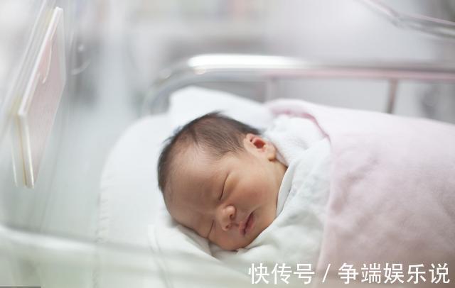 双胞胎|世界最小的双胞胎男孩,怀孕23周出生,只有手掌大小却奇迹存活