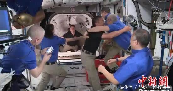 SpaceX载人飞船抵达 宇航员空间站内相拥庆祝
