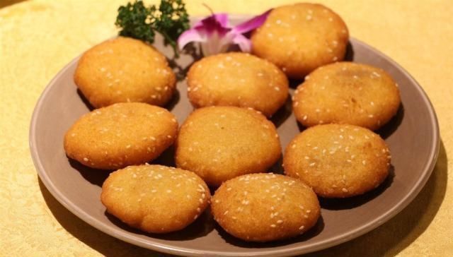 炸糊|南瓜饼为什么炸的没餐馆好,不饱满还容易炸糊,掌握这两点很关键