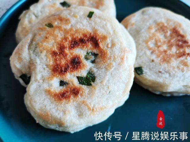 酵母粉|不沾手发面饼外面酥脆，里面柔软，有葱香芝麻香和花椒的清香