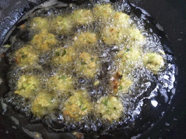 冬季天冷多吃萝卜，炸成香酥萝卜丸子，外酥里嫩，美味可口