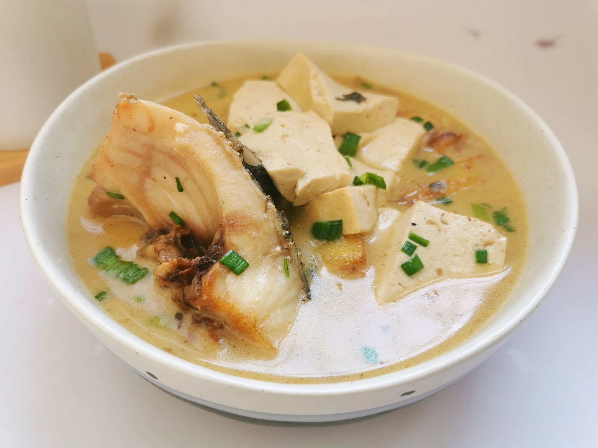 炖鱼头豆腐汤|鱼头汤很多人做错了，难怪不好喝，分享3个要点，汤汁奶白无腥味